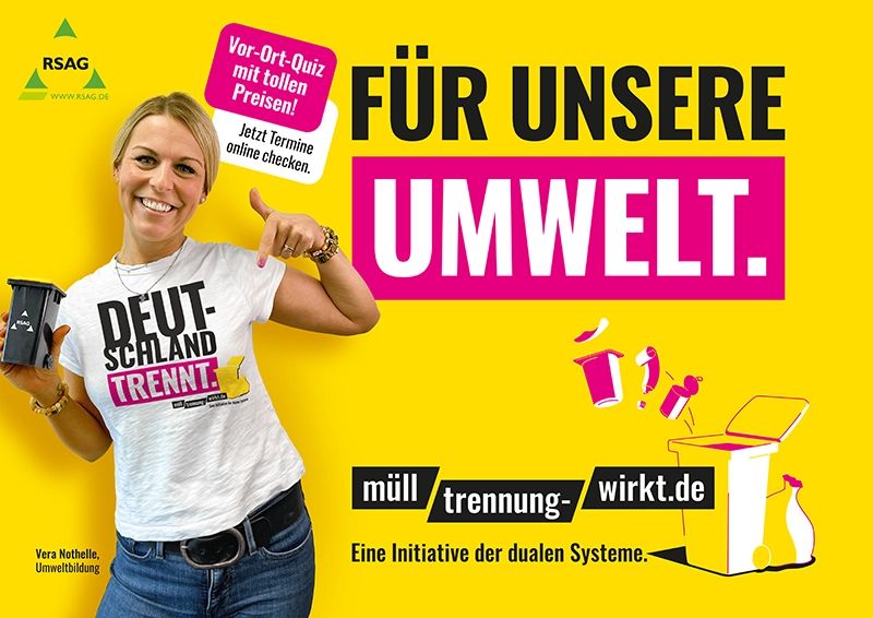 Frau vor gelbem Hintergrund, die eine kleine Mülltonne in der Hand hält und ein T-Shirt an hat auf dem steht "Deutschland trennt".  und 