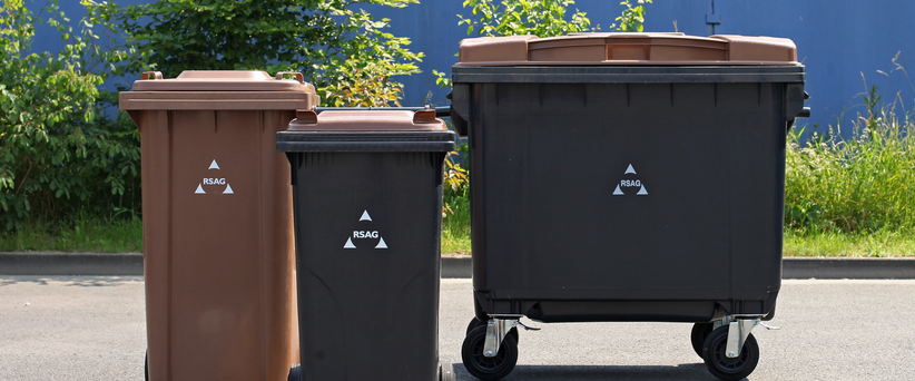 Zwei Biotonnen und ein Biocontainer stehen in Reihe