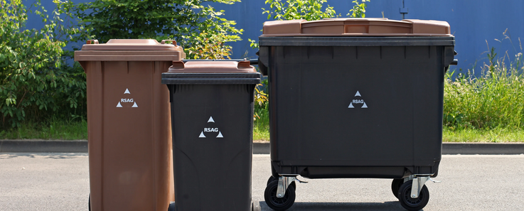 Zwei Biotonnen und ein Biocontainer stehen in Reihe