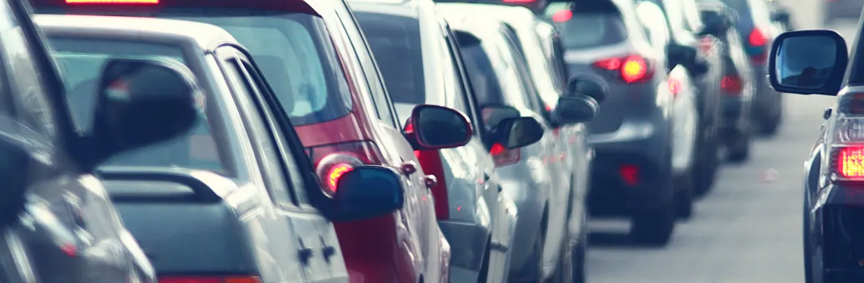 Autos, die in einer Reihe hintereinander im Stau stehen. 
