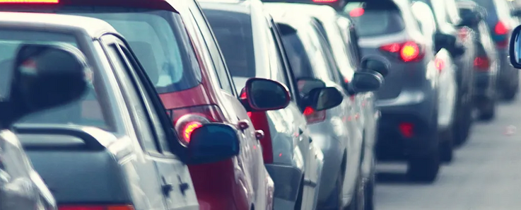 Autos, die in einer Reihe hintereinander im Stau stehen. 