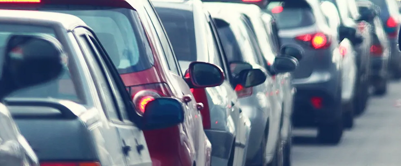 Autos, die in einer Reihe hintereinander im Stau stehen. 