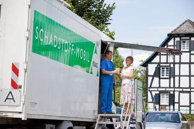 RSAG-Mitarbeiter am Schadstoff-Mobil
